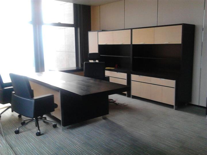 卧室和办公室装修完成后进行写字桌的安装