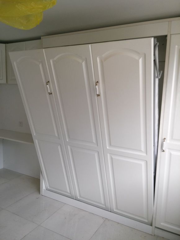 卧室衣柜老旧破损，需要重新购买安装